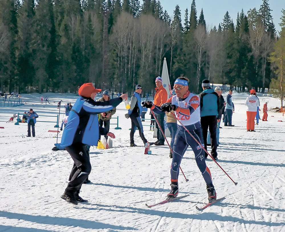 Сергей Геннадьевич до сих пор в отличной форме. Летом он тренируется вместе со своими воспитанниками (фото внизу), а зимой участвует в марафонах (фото вверху). 
