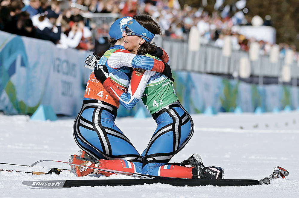 Все силы и эмоции остались на лыжне. Ирина Хазова и Наталья Коростелева поздравляют друг друга с медалью. 